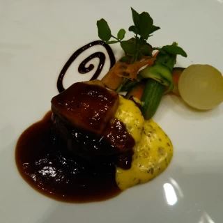 メインのフィレ肉。フォアグラが甘くて美味しかった。