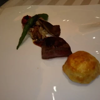 メインの牛フィレ。食べやすい味付けで美味しかった。