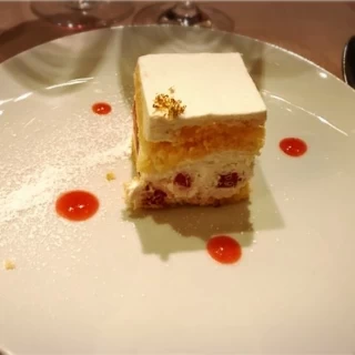 ケーキには金粉。シンプルだけどゴージャス