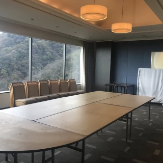 会場の広さも大きすぎず、窓も広く開放的です