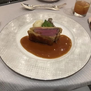 メインのお肉料理です。牛フィレ肉のパイ包みです。
