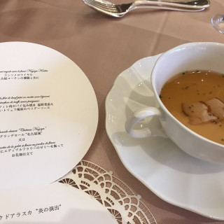 コンソメスープ。名古屋コーチンが添えられており上品な味。