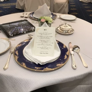ロイヤルブルーの食器も素敵でした。会場に合いそうです。