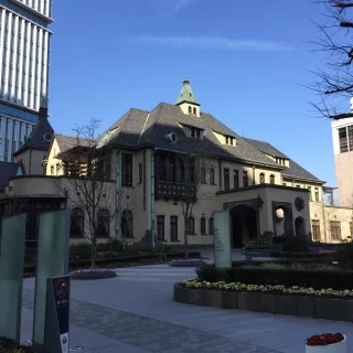 この外観素敵ですね！目の前は普通の道路。。