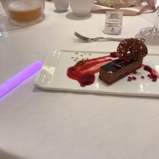 イミテーションケーキにしても、コース料理にデザートあります。