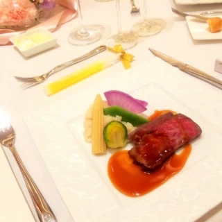 メイン。新郎新婦も披露宴後に食べられます。