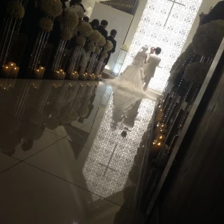 バージンロードの反射が綺麗でした