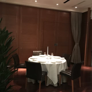 披露宴会場とレストランが繋がってデザートビュッフェが食べれる