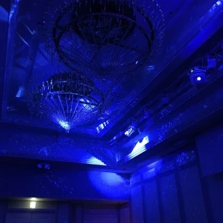 天井が高く、シャンデリアが綺麗です