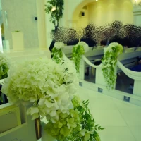 真っ白なバージンロードは花嫁さんの憧れです。
