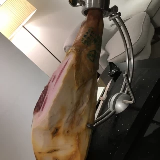 ウェルカムパーティー用の生ハムです。食べ放題！！