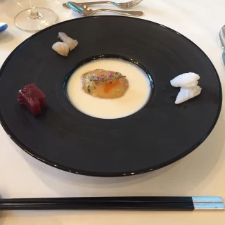 前菜、温泉卵のスープ仕立て
