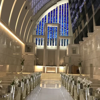 ブルーのステンドグラスが素敵。