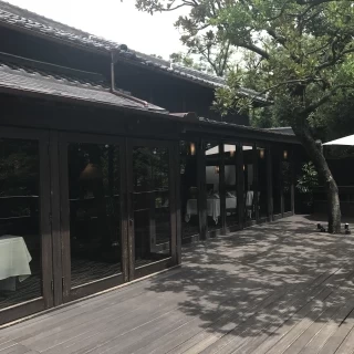 披露宴会場から扉を出たバルコニーでデザートビュッフェも出来る