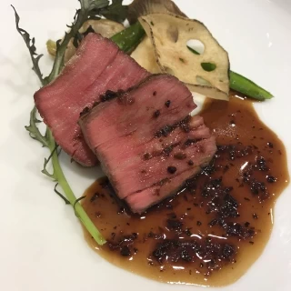 メインのお肉は柔らかくて美味しかった。