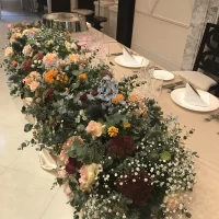 新郎新婦席のお花は豪華な方がいいと思いました。