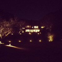 外から見た夜の古我邸