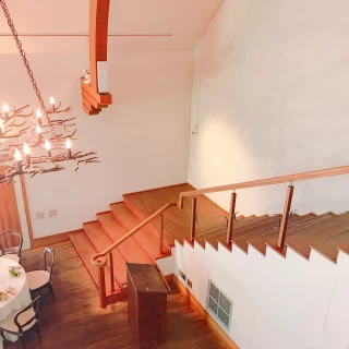 階段から降りてくる演出が出来る。