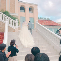 大階段が花嫁のトレーンがとても目立って素敵でした。