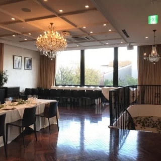 一階から階段で入場できます