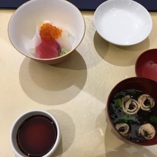 お吸い物とご飯は普通な感じです。