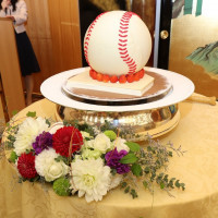 ウエディングケーキは野球ボールをモチーフにしました。