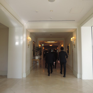 控室から移動する廊下|496886さんのレセプションハウス ザ・ブライトガーデン（営業終了）の写真(774785)