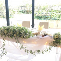 メインテーブルの装花
緑×白でシンプルに