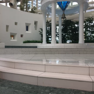 チャペル裏の広場。鐘があります