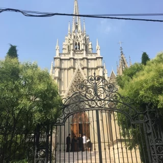 ドアマンが門をあけてくれ、入場します