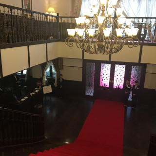 式場から披露宴会場まで、大きな階段を下ります。写真撮影も