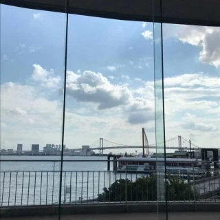 窓から見えるレインボーブリッジ
