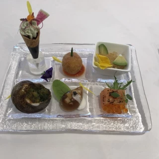 左上のお料理が美味しかった。