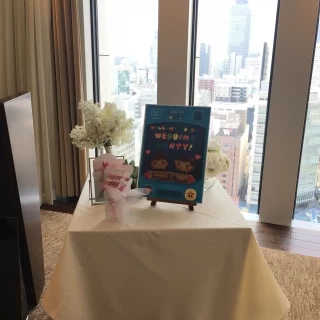 会場がシンプルなので自分たちで飾るイメージ
