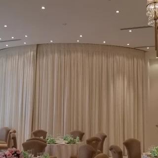 カーテンを使った演出も出来たり、お色直しでも使えそうでした。