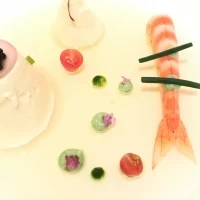 トマトのジュレに帆立貝柱のムースと才巻海老をのせて