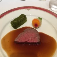 国産牛フィレ肉のロースト ボルドー産赤ワインのソース