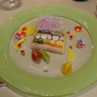見た目も華やかな前菜