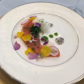 フラワーシャワーをイメージしたサーモン
