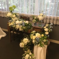 クラシカルなテーブルに似合うお花のイメージ