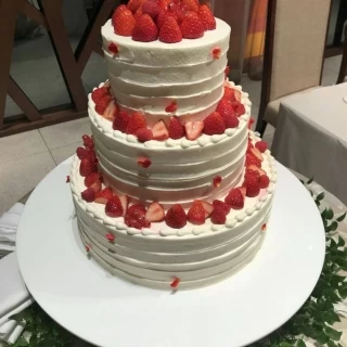 ウェディングケーキです。
装花はシンプルにグリーンのみ。