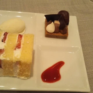 左手前がウエディングケーキ