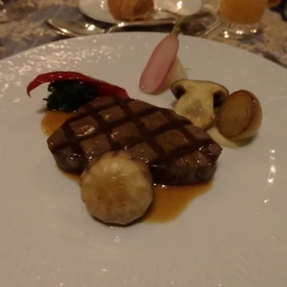 コース料理の一部です。