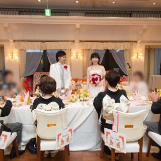 ゲストと距離感が近い晩餐会風スタイル。
