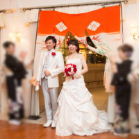石川の伝統の花嫁のれんをくぐって披露宴会場に入場。
