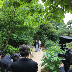 新郎新婦の登場をゲストが見守っています|497868さんの日本庭園 由志園の写真(600005)