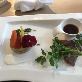 試食させていただいた前菜と肉料理です！