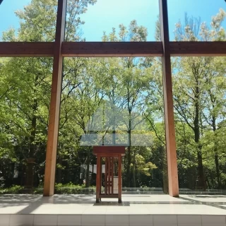 自然光が入り、木をメインに使用したチャペル