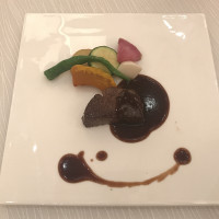 シェフが目の前で焼いてくれるパフォーマンスあり。