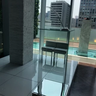 ガラス張りのチャペル